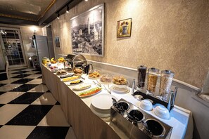 Free daily buffet breakfast  - Hotel Aria (Tirana)