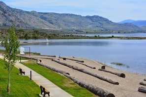 Room - Perfect Spot by the Pools 125 (Osoyoos)