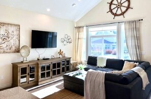 House | 4 bedrooms - Amazing Burgundy Cottage - Short Walk to the Pools (Osoyoos)