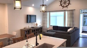 House | 4 bedrooms - Amazing Burgundy Cottage - Short Walk to the Pools (Osoyoos)