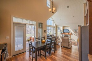 4 bedrooms - Sunrock Meadow Cottage on Osoyoos Lake 113 (Osoyoos)