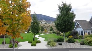 House | 4 bedrooms - Spacious Bordeaux Cottage With Golf Cart 191 (Osoyoos)