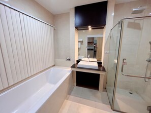 SUPERDELUXE FLOOR 1 | Badezimmer | Badewanne und Dusche (separat), Haartrockner, Hausschuhe, Handtücher