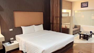 Super Deluxe Room | 1 phòng ngủ, két bảo mật tại phòng, bàn