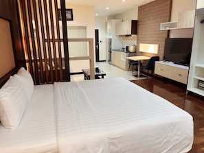 SUPERDELUXE FLOOR 1 | In-room safe, desk, free WiFi - Eastpana 304(R1) Executive Residence (Si Maha Phot)