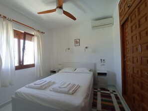 3 habitaciones, tabla de planchar con plancha y cuna de viaje