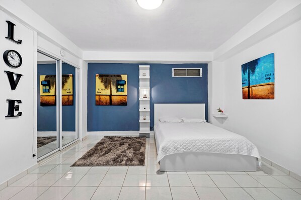 3 habitaciones, tabla de planchar con plancha y cuna de viaje