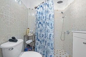 ヘアドライヤー、タオル、石鹸、シャンプー