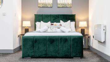 1 sovrum, skrivbord, strykjÀrn/strykbrÀda och resesÀng