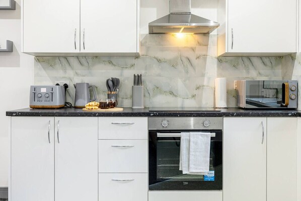 Fridge, microwave, oven, stovetop