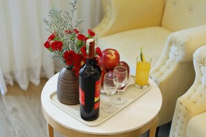 Suite estudio Deluxe, balcón | Cortinas opacas, sistema de insonorización, wifi gratis