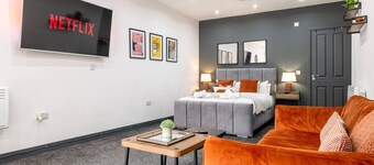 Private Entrance Apartment Kitchen SmartTV Parking