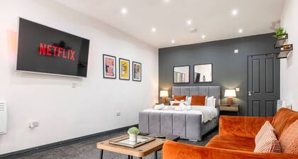 Private Entrance Apartment Kitchen SmartTV Parking