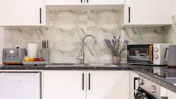 KylskÄp, mikrovÄgsugn, ugn och spishÀll