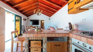 Villa (4 Bedrooms) | Cucina privata | Forno, bollitore elettrico, freezer