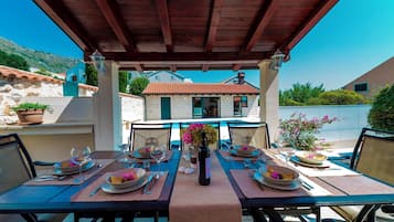 Villa (4 Bedrooms) | Balcón