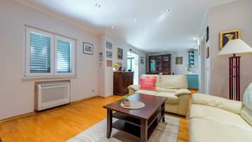 Villa (4 Bedrooms) | Área de sala de estar | Televisión