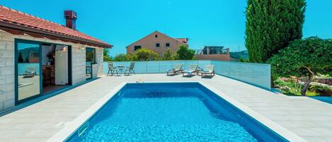 สระว่ายน้ำกลางแจ้ง