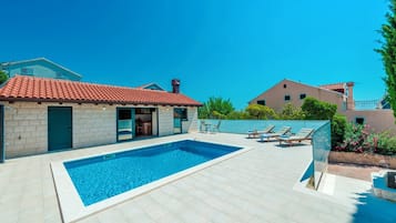 Kolam renang outdoor