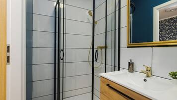 Studio – classic, 1 dobbeltseng, privat bad | Bad | Dusj, hårføner, håndklær og såpe