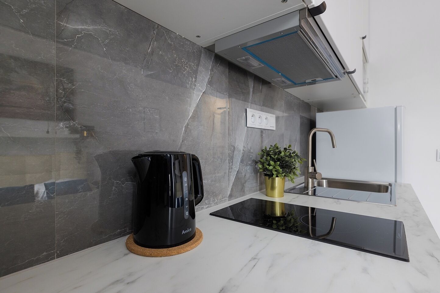 Estudio clásico, 1 cama matrimonial, baño privado | Cocineta privada | Refrigerador, microondas, parrilla de estufa y tetera eléctrica 