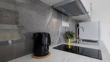 Klassieke studio, 1 tweepersoonsbed, privébadkamer | Privékitchenette | Een koelkast, een magnetron, een kookplaat, een waterkoker