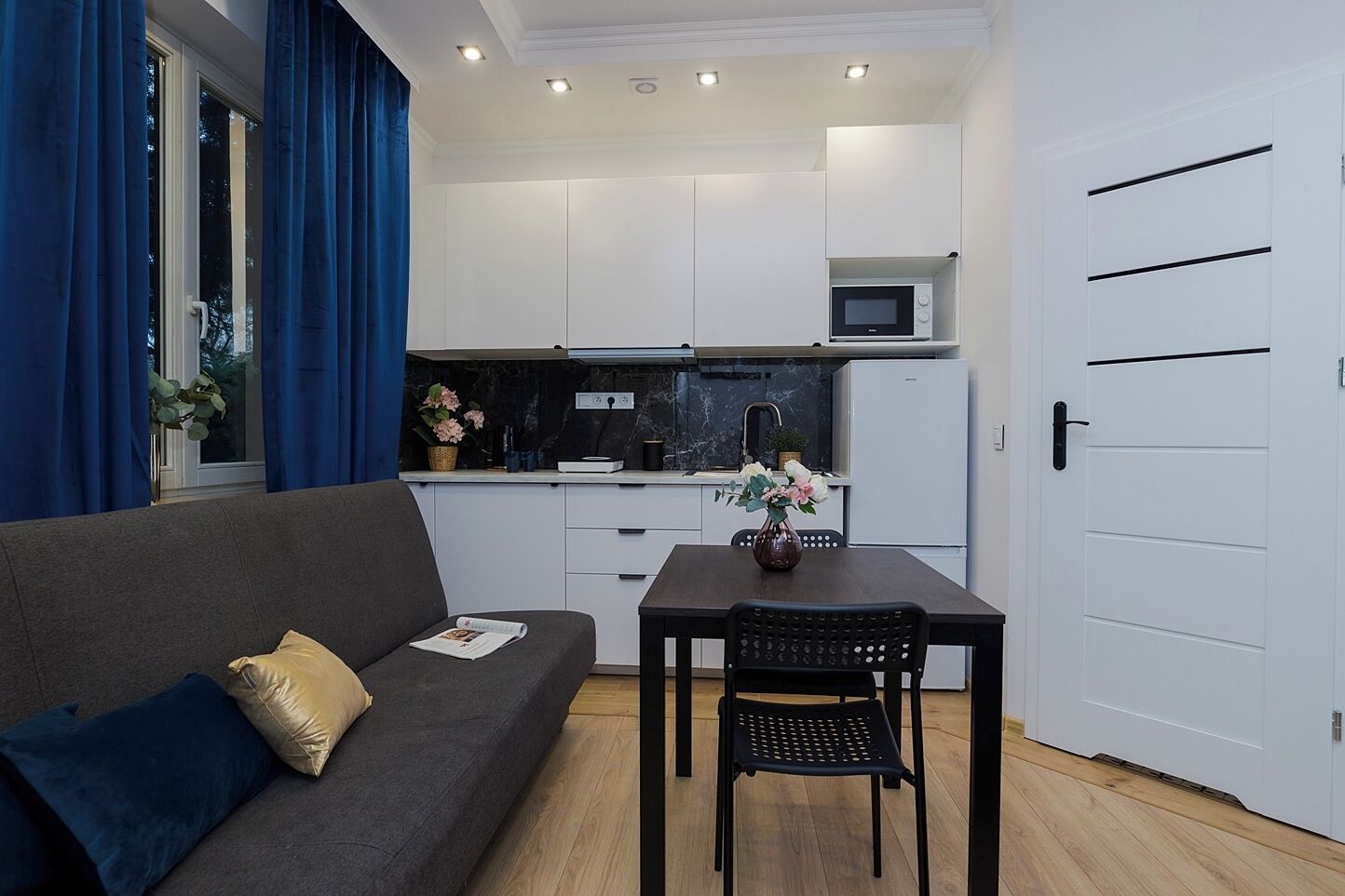 Estudio estándar, 1 cama matrimonial y sofá cama, baño privado | Tabla de planchar con plancha, wifi gratis y ropa de cama 