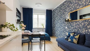Estudio estándar, 1 cama matrimonial y sofá cama, baño privado | Tabla de planchar con plancha, wifi gratis y ropa de cama