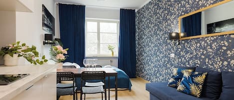 Estudio estándar, 1 cama doble con sofá cama, baño privado | Tabla de planchar con plancha, wifi gratis, ropa de cama