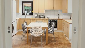 Private kitchen - Munich center just a 10-minute subway ride away: 130 m², 4 bedrooms, 2 bathrooms (München)