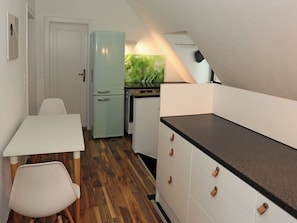 Dining - Munich center just a 10-minute subway ride away: 130 m², 4 bedrooms, 2 bathrooms (München)