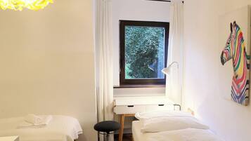 4 bedrooms, desk, iron/ironing board, travel crib