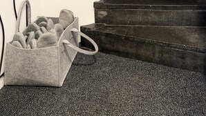 A staircase with a modern design, a wall-mounted light fixture, and a bag of shoes. - Munich center just a 10-minute subway ride away: 130 m², 4 bedrooms, 2 bathrooms (München)