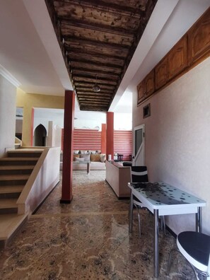 Villa Deluxe, vistas a la piscina | Zona de estar | Una televisión de pantalla plana