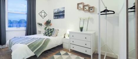 2 slaapkamers, een strijkplank/strijkijzer, gratis wifi, beddengoed