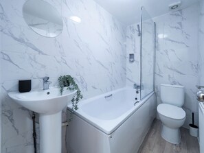 Milieuvriendelijke toiletartikelen, een haardroger, handdoeken, zeep