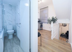 Milieuvriendelijke toiletartikelen, een haardroger, handdoeken, zeep