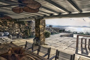 Outdoor dining - Casa di Mare: Luxury and Breathtaking Views in Mykonos (Mykonos)