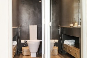 Villa | Baño | Secador de pelo, toallas y champú