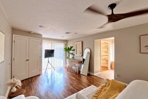 Smart-TV, Kamin, Tischtennisplatte, Bücher