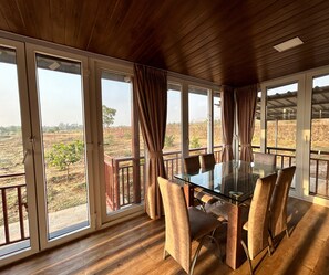 Ház, kilátással a kertre | Prémium ágynemű, pehelypaplan, egyedi dekoráció és egyedi berendezés