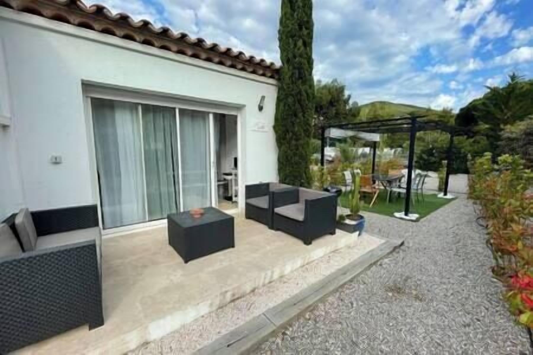 屋外ダイニングエリア