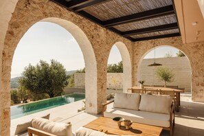Secluded Two-Bedroom Villa with Private Pool and Sea View | 露台/庭院