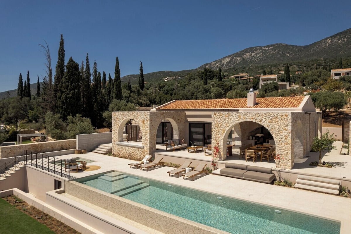 The Signature Two-Bedroom Villa with Private Pool and Sea View | Wohnbereich | 43-Zoll-Smart-TV mit Digitalempfang, Netflix, Streaming-Dienste