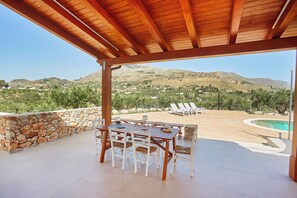 Villa, patio, vistas parciales al mar | Terraza o patio