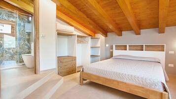 Villa, Patio, Partial Sea View | 4 bilik tidur, peti besi dalam bilik, seterika/papan seterika