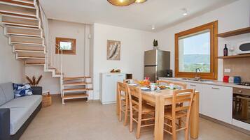 Villa, Patio, Partial Sea View | Ruang tamu | TV skrin rata