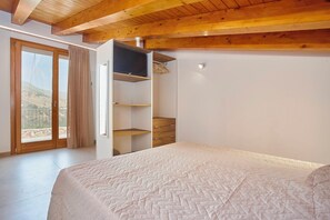 Villa, patio, vistas parciales al mar | 4 dormitorios, caja fuerte, tabla de planchar con plancha y wifi gratis