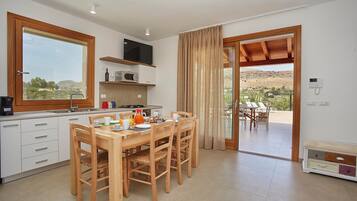 Villa, Patio, Partial Sea View | Dapur peribadi | Peti sejuk/penyejuk beku saiz penuh, ketuhar gelombang mikro, ketuhar