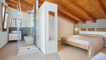 Vila, patio, pemandangan laut terbatas | Kamar mandi | Handuk, sabun, sampo, dan tisu toilet